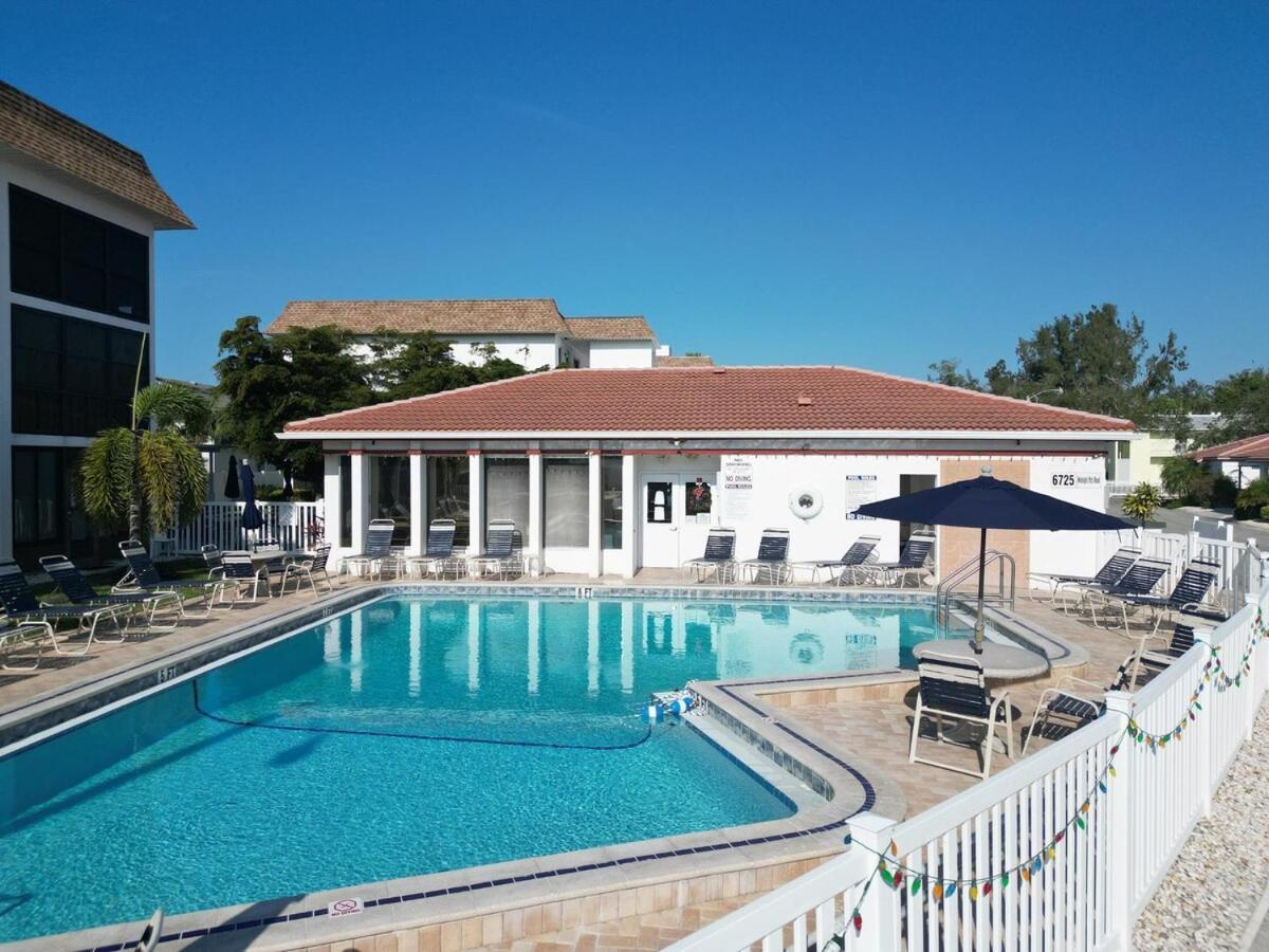 2 Bed 2 Bath Centrally Located On Siesta Key Сарасота Екстериор снимка