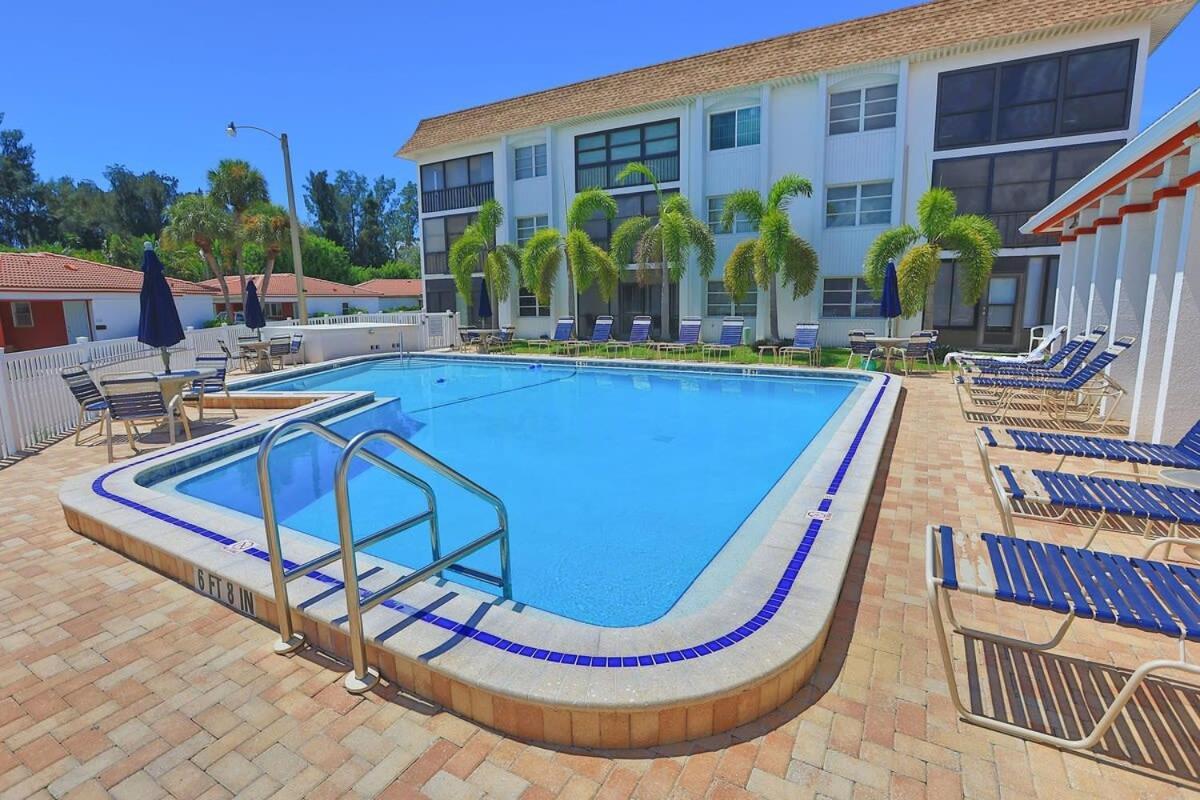 2 Bed 2 Bath Centrally Located On Siesta Key Сарасота Екстериор снимка